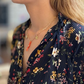 Collier sur chaine à maillons allongés plaqué or pendentifs corail, palourde, pièce de monnaie - Bijoux tendances