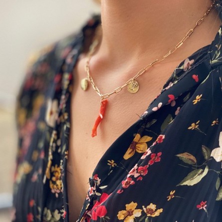 Collier sur chaine à maillons allongés plaqué or pendentifs corail, palourde, pièce de monnaie - Bijoux tendances