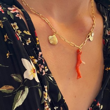 Collier sur chaine à maillons allongés plaqué or pendentifs corail, palourde, pièce de monnaie - Bijoux tendances