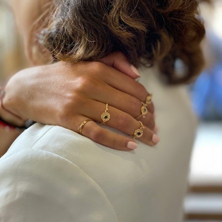 Bagues médailles martelées sur fil en plaqué or pierre centrale de couleur - Bijoux fins et originaux