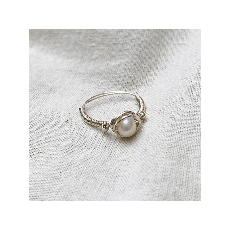 Bague fil en argent surmontée d'une pierre ronde en perle fine d'eau douce - Bijoux fins de créateur