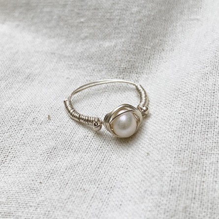 Bague fil en argent surmontée d'une pierre ronde en perle fine d'eau douce - Bijoux fins de créateur