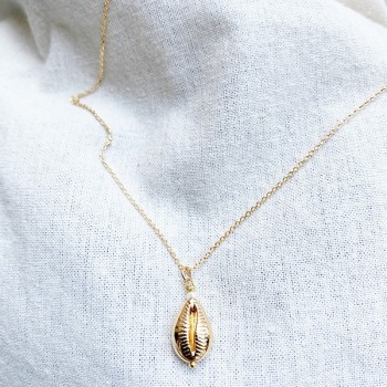 Bracelet sur chaine coquillage cauris et perle d'eau douce en plaqué or - Bijoux fins et tendances