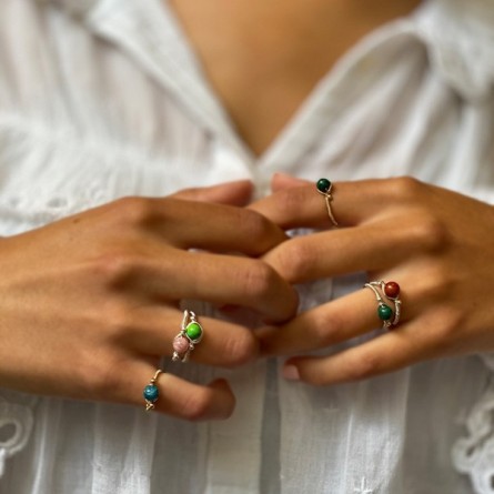 Bague fil en plaqué or surmontée d'une pierre ronde en lapis lazuli, corail, apatite - Bijoux fins de créateur