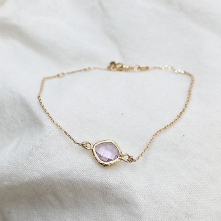 Bracelet sur chaine sertie d'une médaille lila en plaqué or - Bijoux fins et tendances