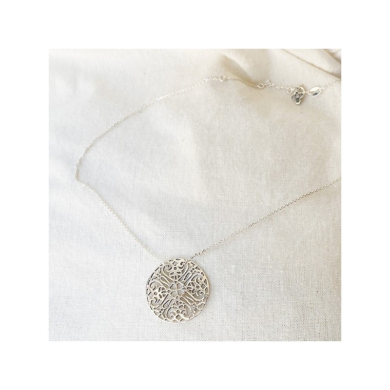 Collier médaille ronde dentelle sur chaîne  en argent - Bijoux fins et intemporels