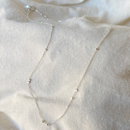 Collier petites perles à écraser irrégulières sur chaine en argent - Bijoux fins et intemporels