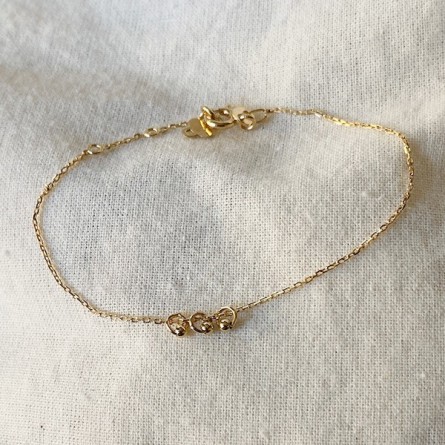 Bracelet sur chaine en plaqué or avec 3 petits anneaux perlés - Bijoux fins et fantaisies