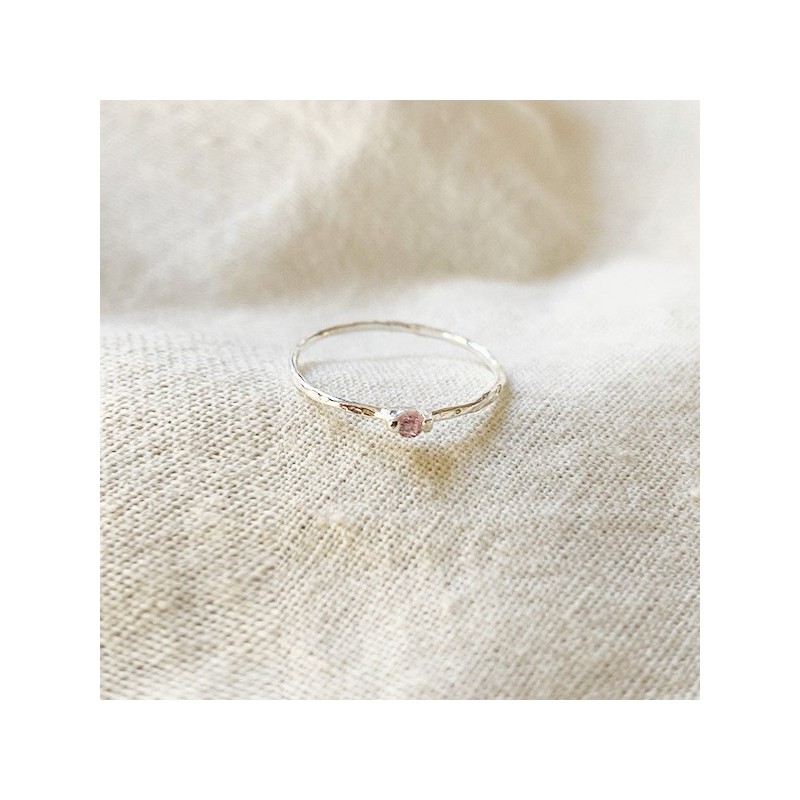 Bague fine martelée en argent micro pierres fines rose - Bijoux fins et fantaisies