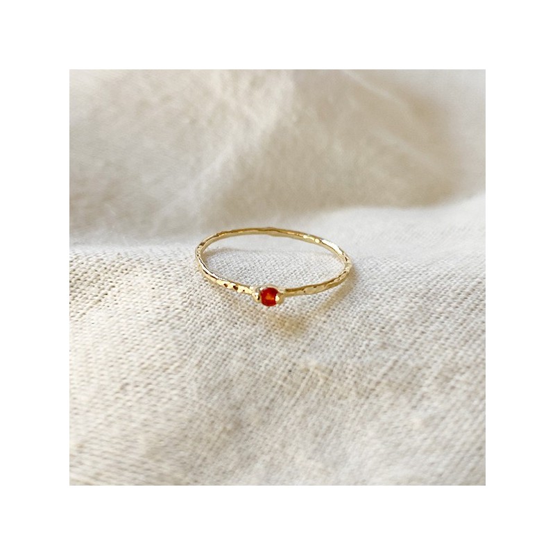 Bague fine martelée en plaqué or micro pierres fines rouge - Bijoux fins et fantaisies