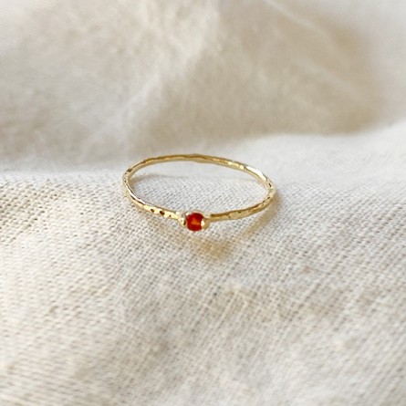 Bague fine martelée en plaqué or micro pierres fines rouge - Bijoux fins et fantaisies