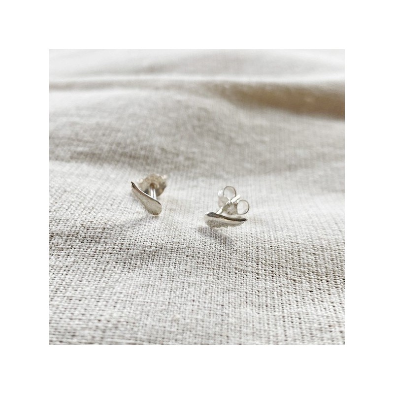 Boucles d'oreilles puce aile d'ange fine en argent - Bijoux fins de créateur