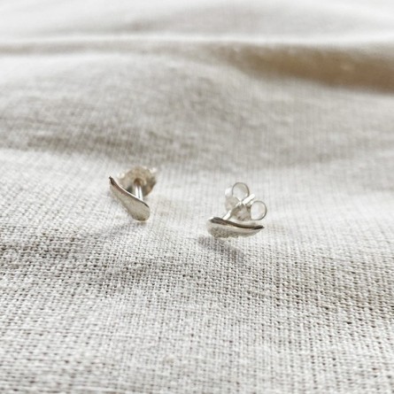 Boucles d'oreilles puce aile d'ange fine en argent - Bijoux fins de créateur