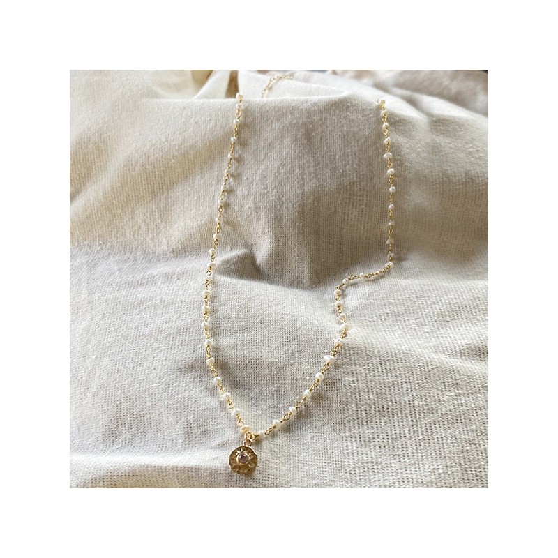 Collier sur chaine plaqué or et perle d'eau douce médaille martelée de couleur - Bijoux fins et fantaisies