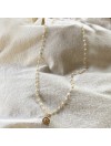 Collier sur chaine plaqué or et perle d'eau douce médaille martelée de couleur - Bijoux fins et fantaisies