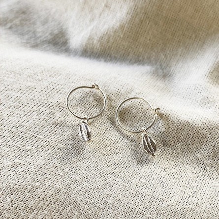 Boucles d'oreilles créoles mini coquillage cauris en argent - Bijoux délicat