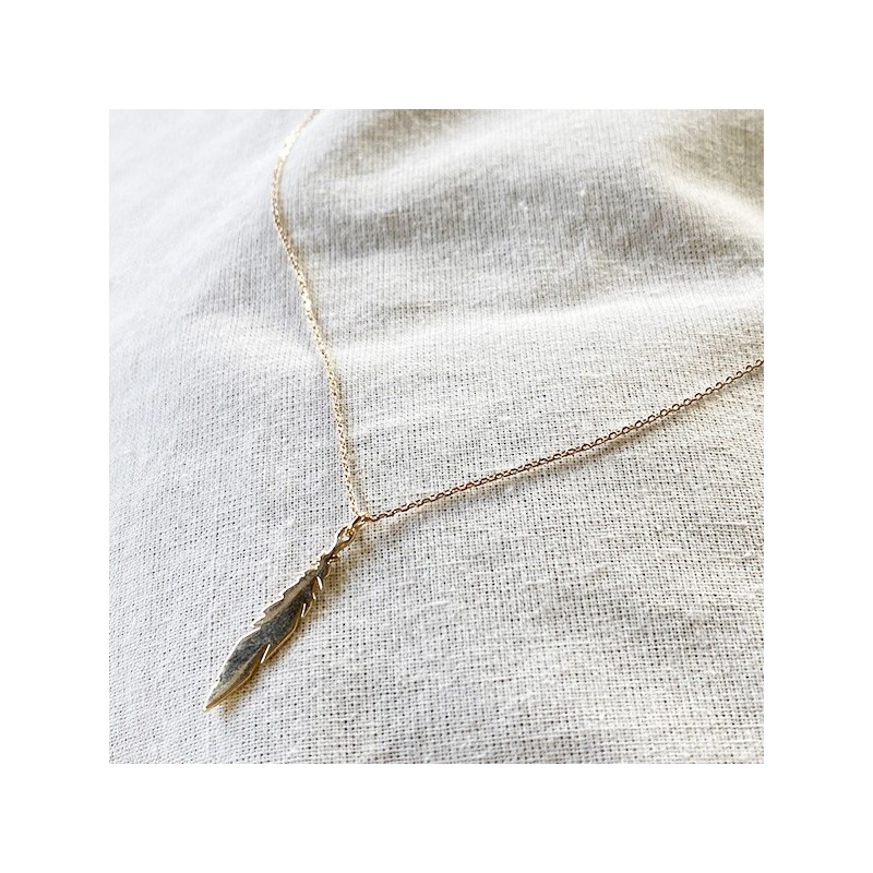 Collier pendentif en forme de plume sur chaine en plaqué or - bijoux fins et fantaisies