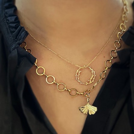 Collier chaine fine surmonté de son anneau feuille d'olivier - Bijoux fins et tendances
