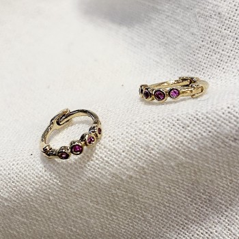 Mini boucles d'oreilles créoles serties de 4 minis pierres rouges grenat en plaqué or - Bijoux fins et délicats