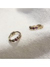 Mini boucles d'oreilles créoles serties de 4 minis pierres rouges grenat en plaqué or - Bijoux fins et délicats