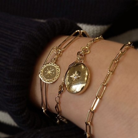 Bracelet à longs maillons fins et médaille ronde gravure étoile en plaqué or - bijoux fins et tendances
