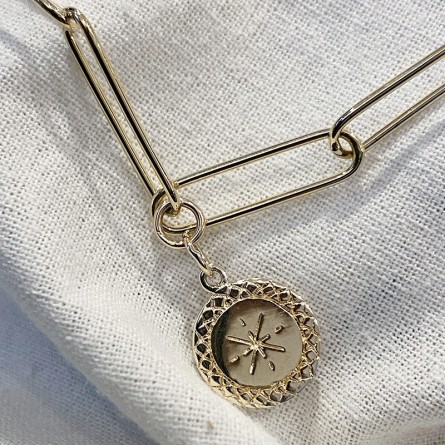Collier à longs maillons fins et médaille ronde gravure étoile en plaqué or - bijoux fins et tendances