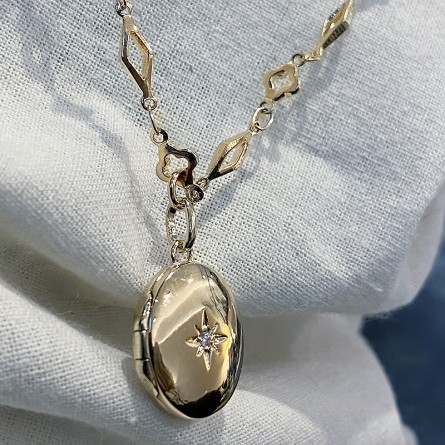 Collier à maillons et médaillon ovale qui s'ouvre plaqué or - Bijoux fins et intemporels