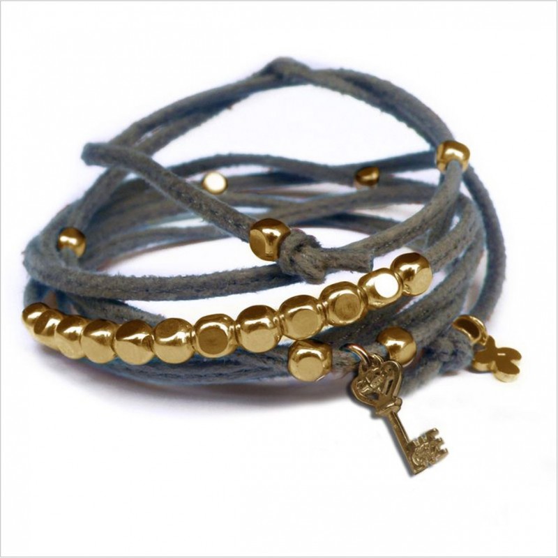 Mini charms clef sur daim noué gris perles en plaqué or - bijoux modernes - gag et lou - bijoux fantaisie