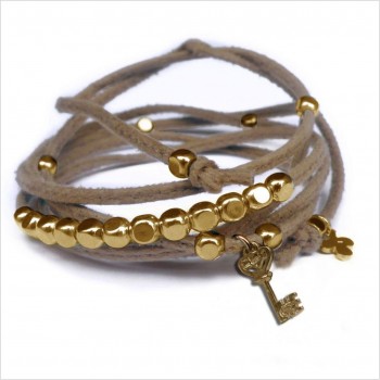 Mini charms clef sur daim noué greige perles en plaqué or - bijoux modernes - gag et lou - bijoux fantaisie