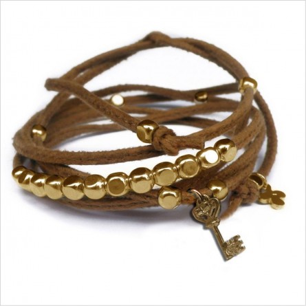 Mini charms clef sur daim noué camel perles en plaqué or - bijoux modernes - gag et lou - bijoux fantaisie