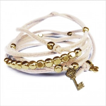 Mini charms clef sur daim noué crème perles en plaqué or - bijoux modernes - gag et lou - bijoux fantaisie