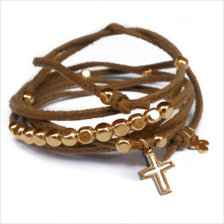 Mini charms croix sur daim noué camel perles en plaqué or - bijoux modernes - gag et lou - bijoux fantaisie