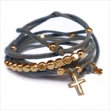 Mini charms croix sur daim noué gris perles en plaqué or - bijoux modernes - gag et lou - bijoux fantaisie