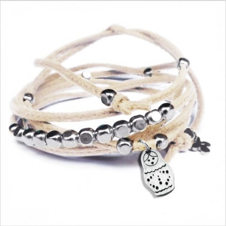 Mini charms matriochka sur daim noué crème perles en argent - bijoux modernes - gag et lou - bijoux fantaisie