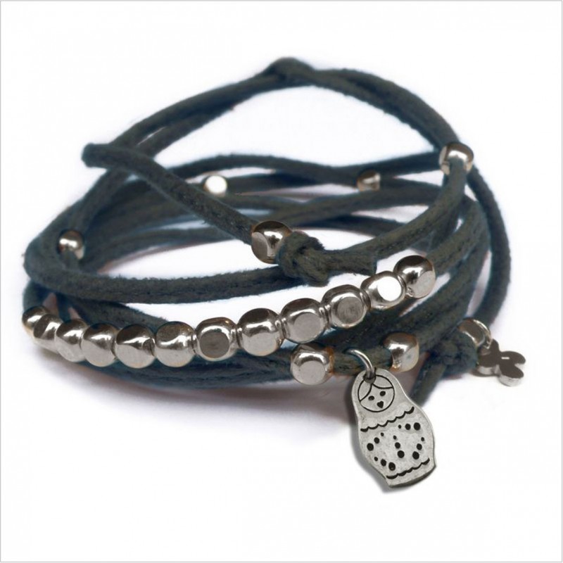 Mini charms matriochka sur daim noué gris perles en argent - bijoux modernes - gag et lou - bijoux fantaisie