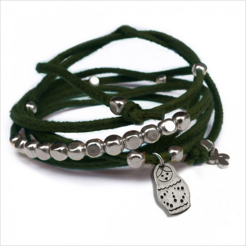 Mini charms matriochka sur daim noué vert perles en argent - bijoux modernes - gag et lou - bijoux fantaisie