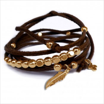 Mini charms plume sur daim noué marron perles en plaqué or - bijoux modernes - gag et lou - bijoux fantaisie