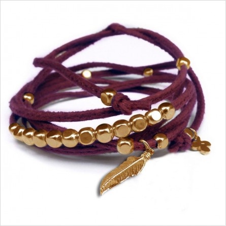 Mini charms plume sur daim noué bordeaux perles en plaqué or - bijoux modernes - gag et lou - bijoux fantaisie