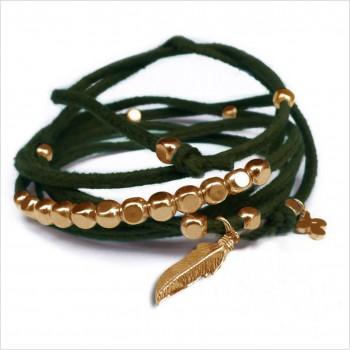 Mini charms plume sur daim noué vert perles en plaqué or - bijoux modernes - gag et lou - bijoux fantaisie