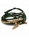 Mini charms plume sur daim noué vert perles en plaqué or - bijoux modernes - gag et lou - bijoux fantaisie