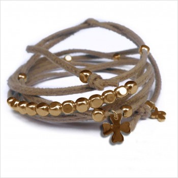 Mini charms trèfle sur daim noué greige perles en plaqué or - bijoux modernes - gag et lou - bijoux fantaisie